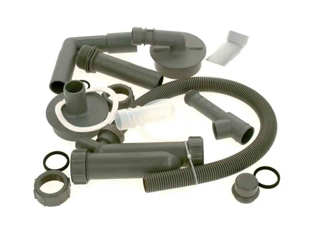 Diverse graue Kunststoffrohre und -fittings, vermutlich zur Installation eines Abwassersystems, mit dem Markenlogo von Bosch sichtbar.